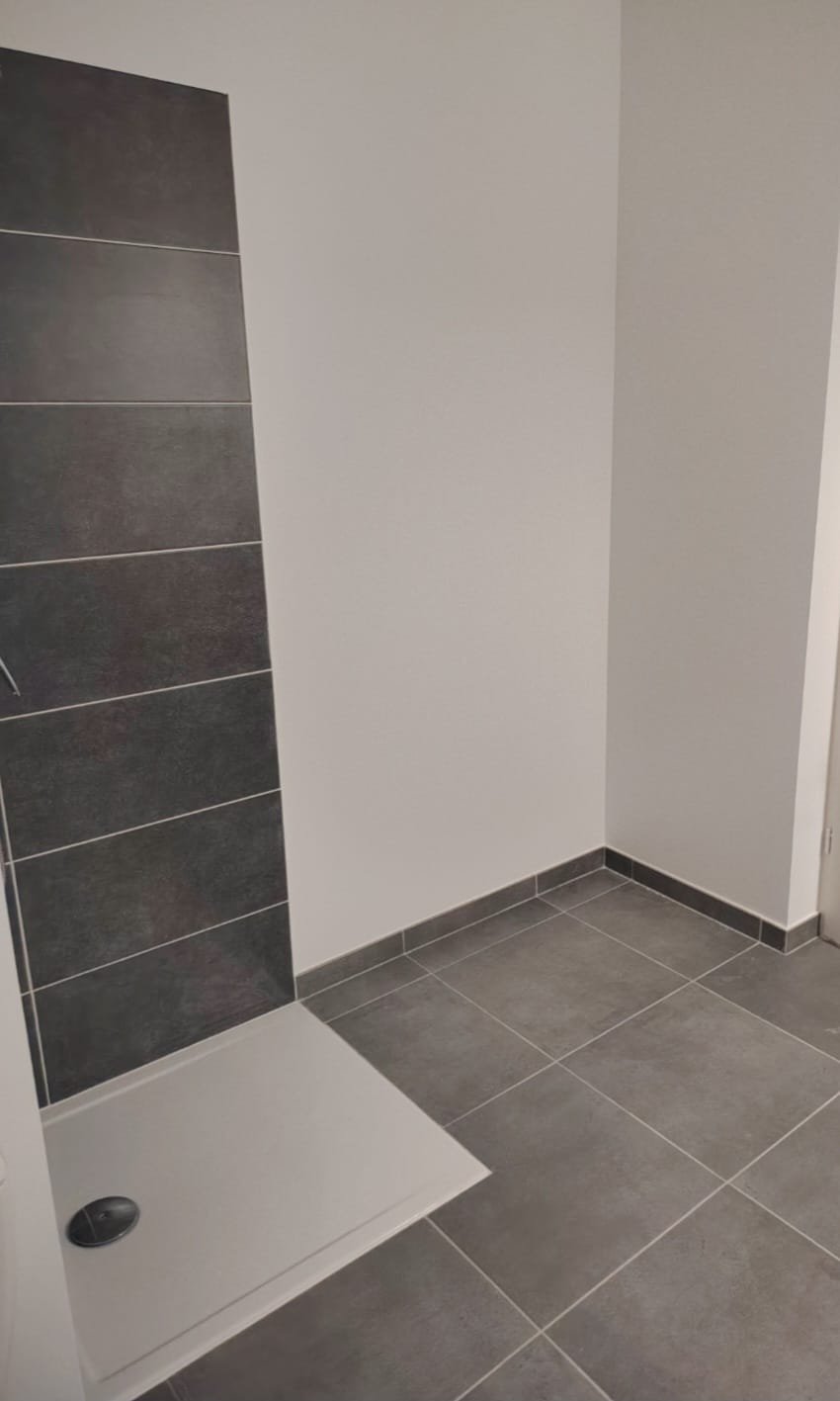 Avant pose d’une cabine de douche à Jonquières