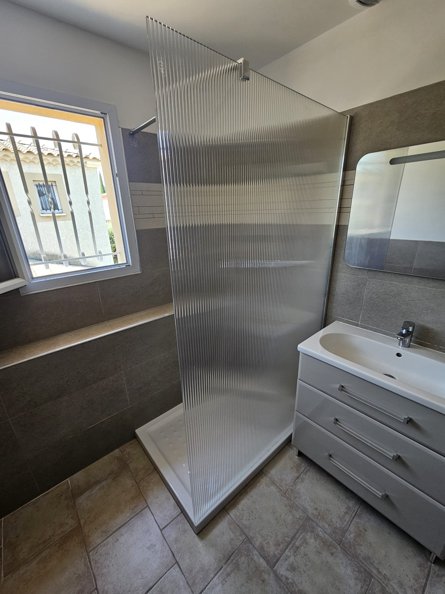 Pose d’une paroi de douche fixe à Salon-de-Provence