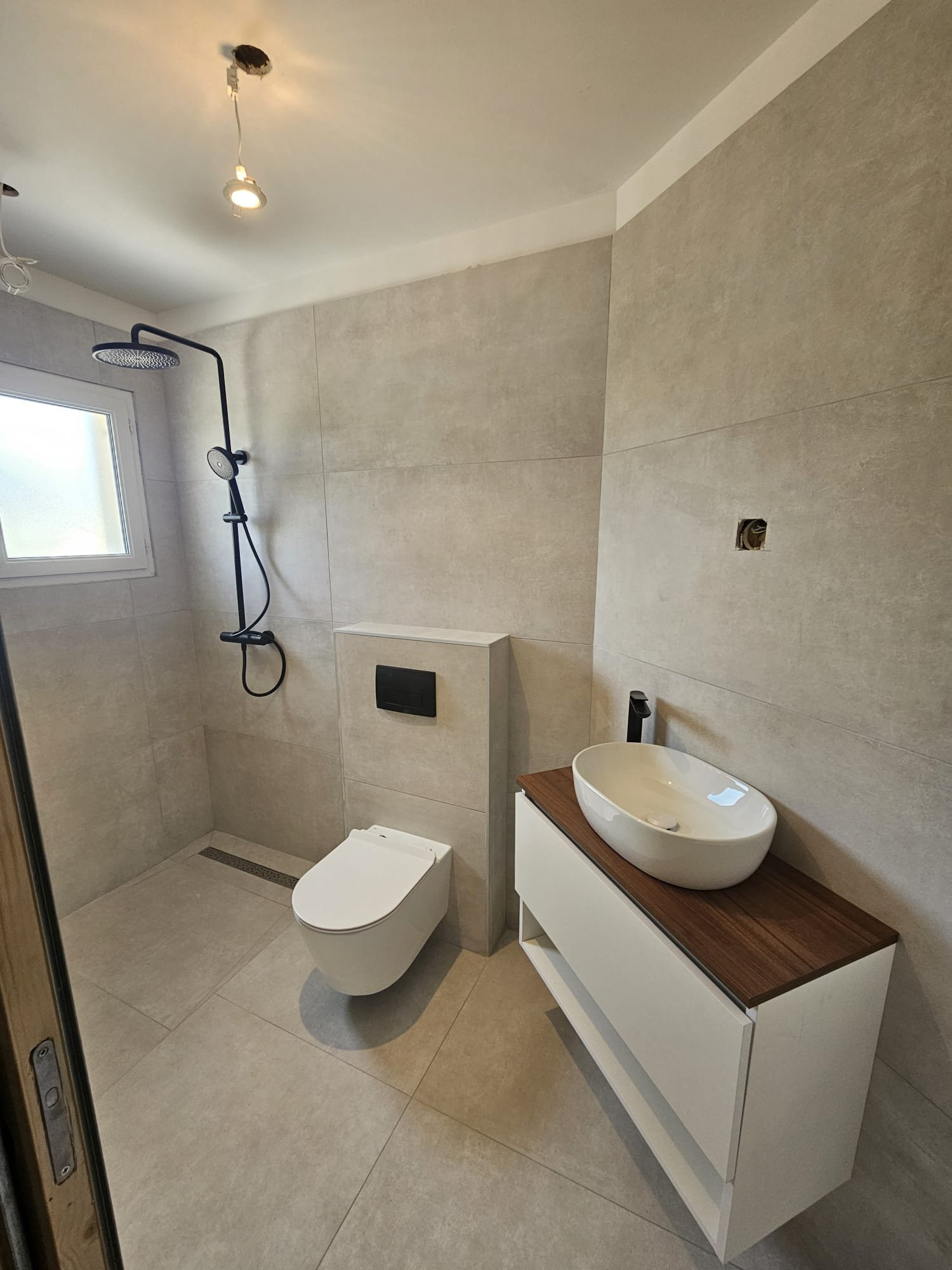 Pose d’une baignoire avec niche réalisée par A.B.I.S. Plomberie